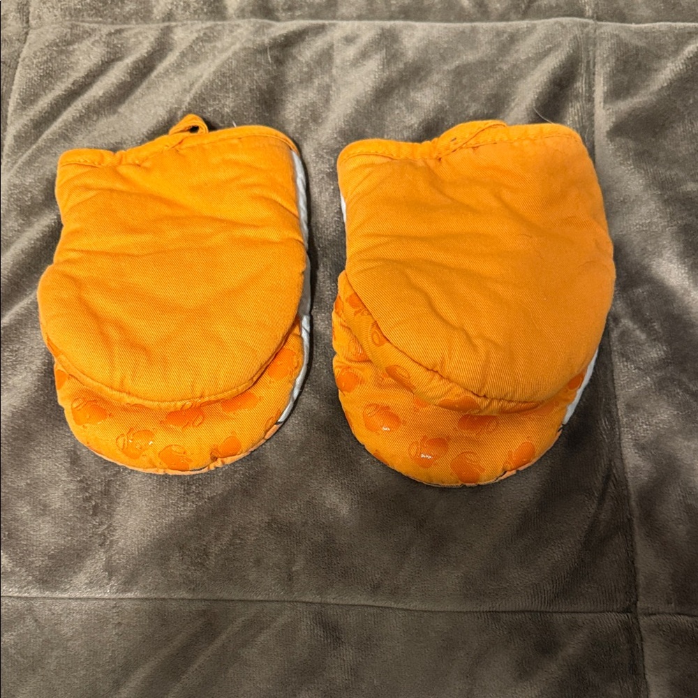 Peanuts Halloween Snoopy Oven Mitts - Orange and White - Picture 2 of 5